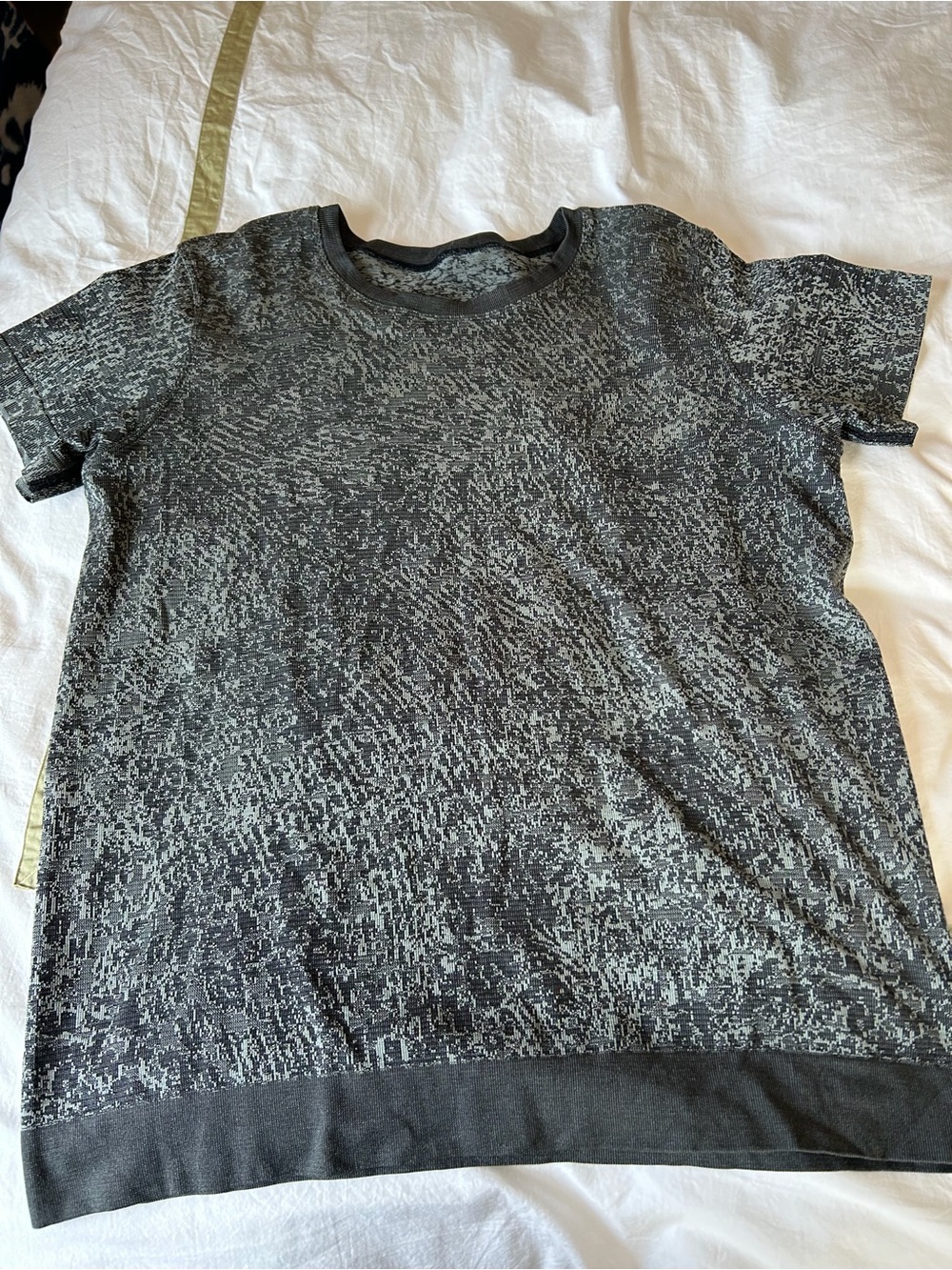 LULULEMON Patterned Gray and Black Workout Top, amazing worn quality, size 12